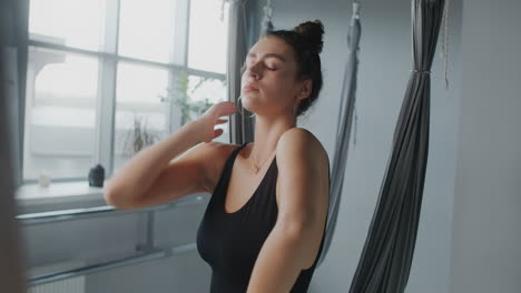 mujer practicando yoga aéreo