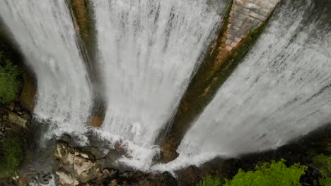 un pequeño puente y presa con salida de agua en eslovenia