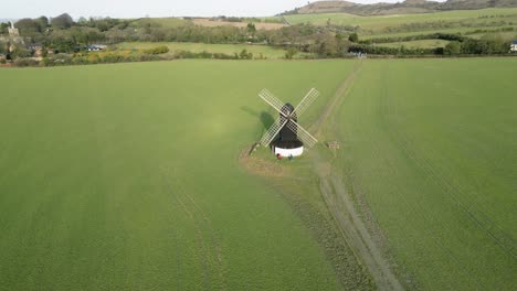 Establecimiento-De-Una-Vista-Aérea-Que-Se-Eleva-Desde-Un-Molino-De-Viento-Pitstone-Sobre-Tierras-De-Cultivo-Del-Fideicomiso-Nacional-De-Buckinghamshire-Al-Amanecer