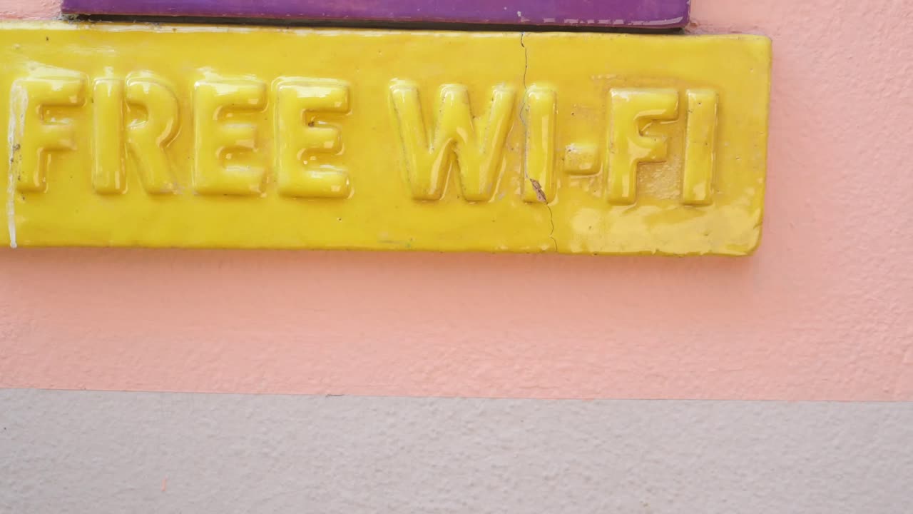 un letrero de wi-fi gratuito en una pared colorida