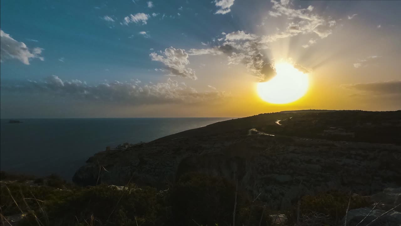 Time-lapse da Gruta Azul em Malta, de pôr do sol dourado sobre o Mediterrâneo.
