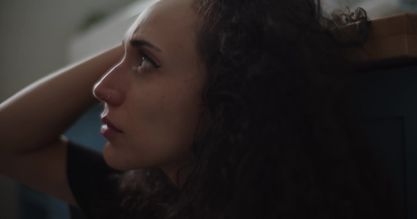 Mulher deprimida quase chorando