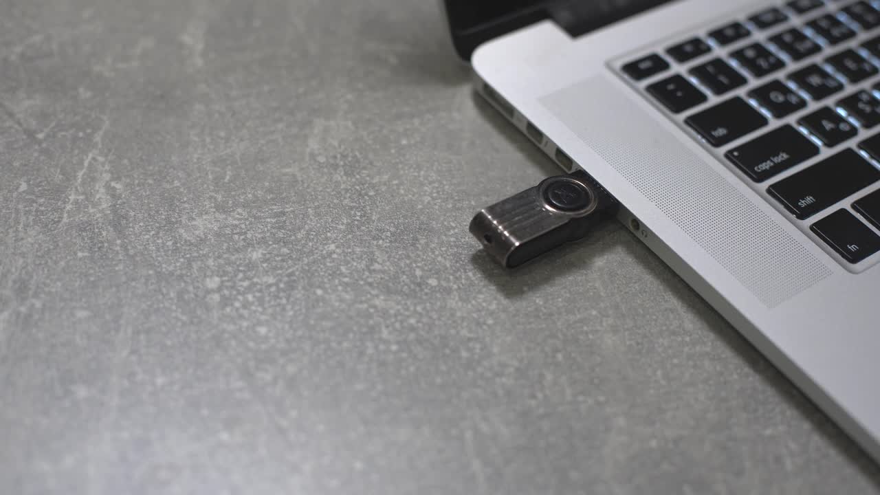 conecte una llave de unidad flash usb al puerto de una computadora portátil.