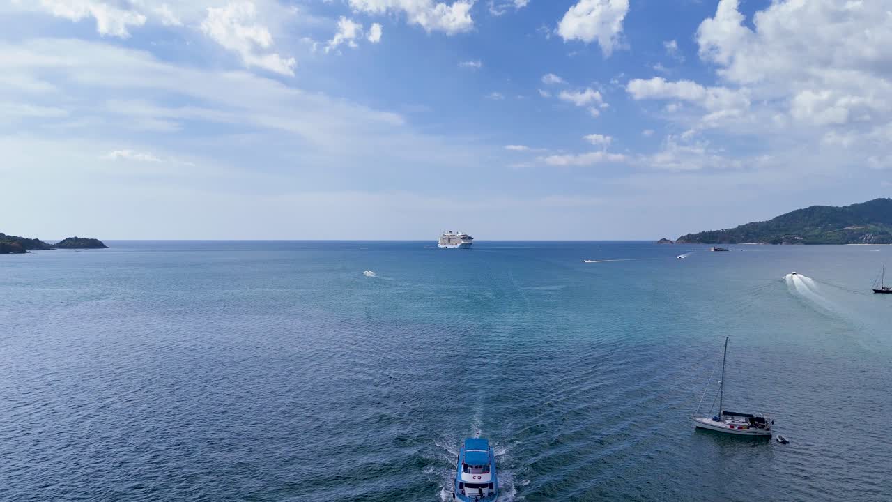 vista aérea de barcos que navegan en aguas azules claras cerca de phuket, tailandia, bajo un cielo brillante