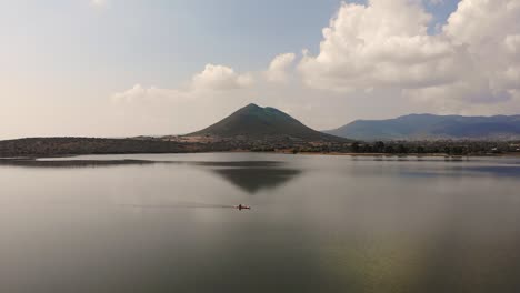 Kayakista-Solitario-Disfrutando-De-Las-Cristalinas-Aguas-Azules-De-Un-Lago-Mexicano-Con-Un-Paisaje-Majestuoso