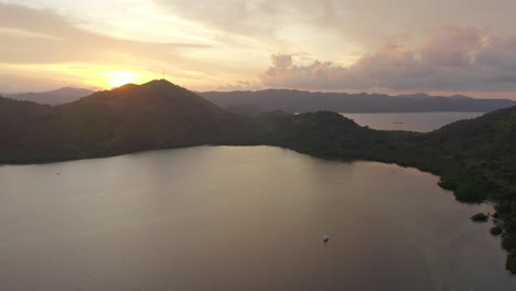 Colorida-Puesta-De-Sol-Desde-Un-Dron-Sobre-Islas-Tropicales-En-Filipinas-A-La-Hora-Dorada-4