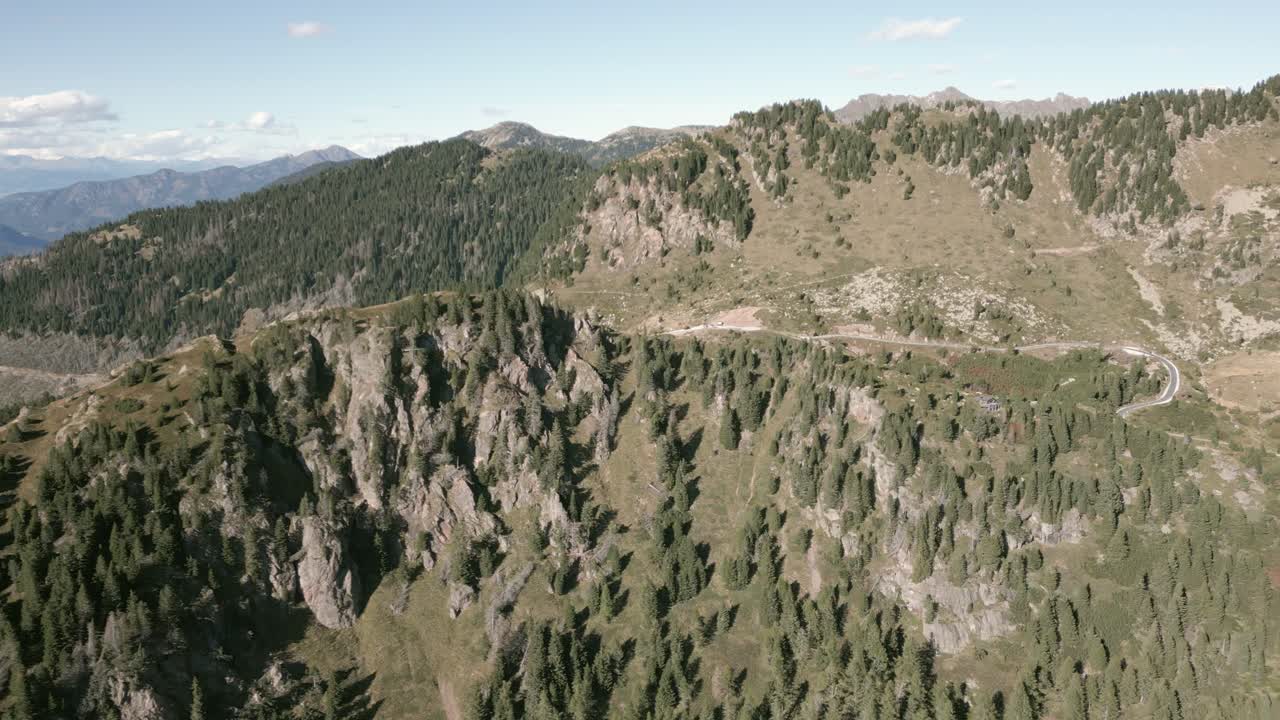 imágenes de drones sobre dolomitas en italia-16