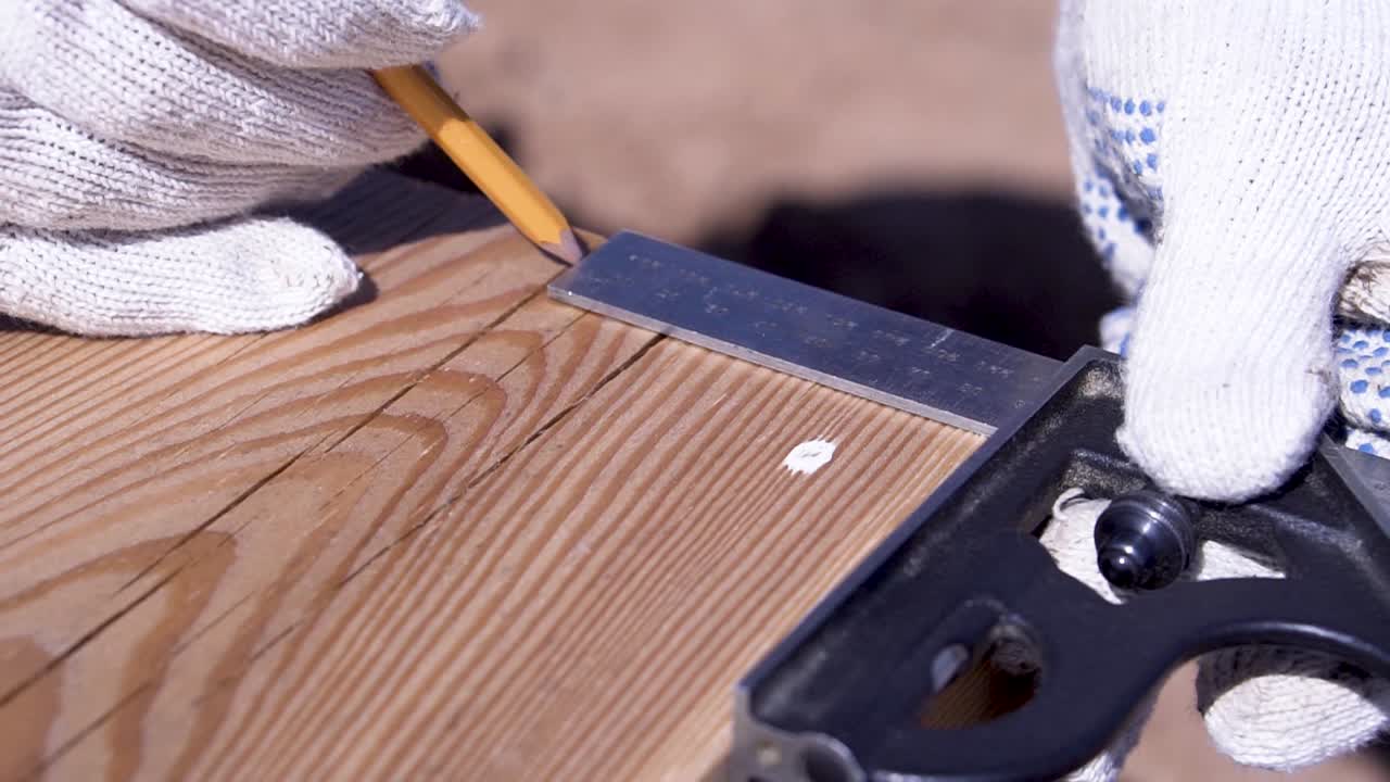 marcando una tabla de madera