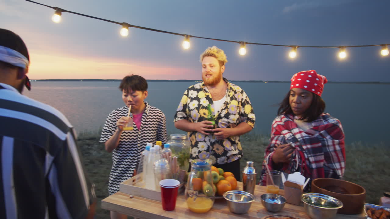 hombre asando comida callejera para la gente en un festival al aire libre