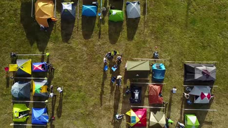tiro giratorio de un grupo de campistas en el camping