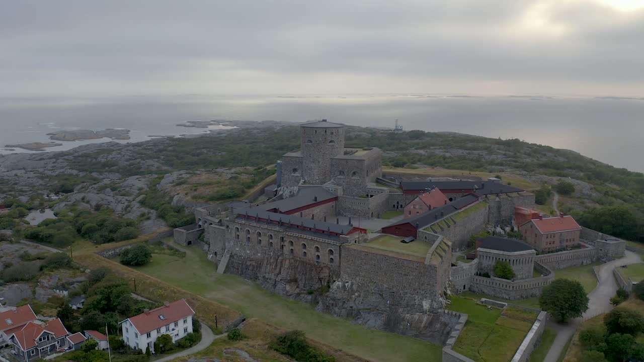 drone dando vueltas alrededor de un castillo sueco