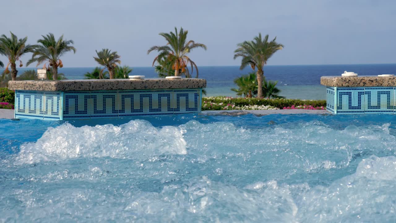 bañera de agua caliente. primer plano. agua burbujeante en la bañera de aguas calientes abierta, piscina. complejo tropical, junto al mar