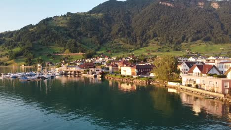 luxuriöses haus am schweizer see aus drohnensicht