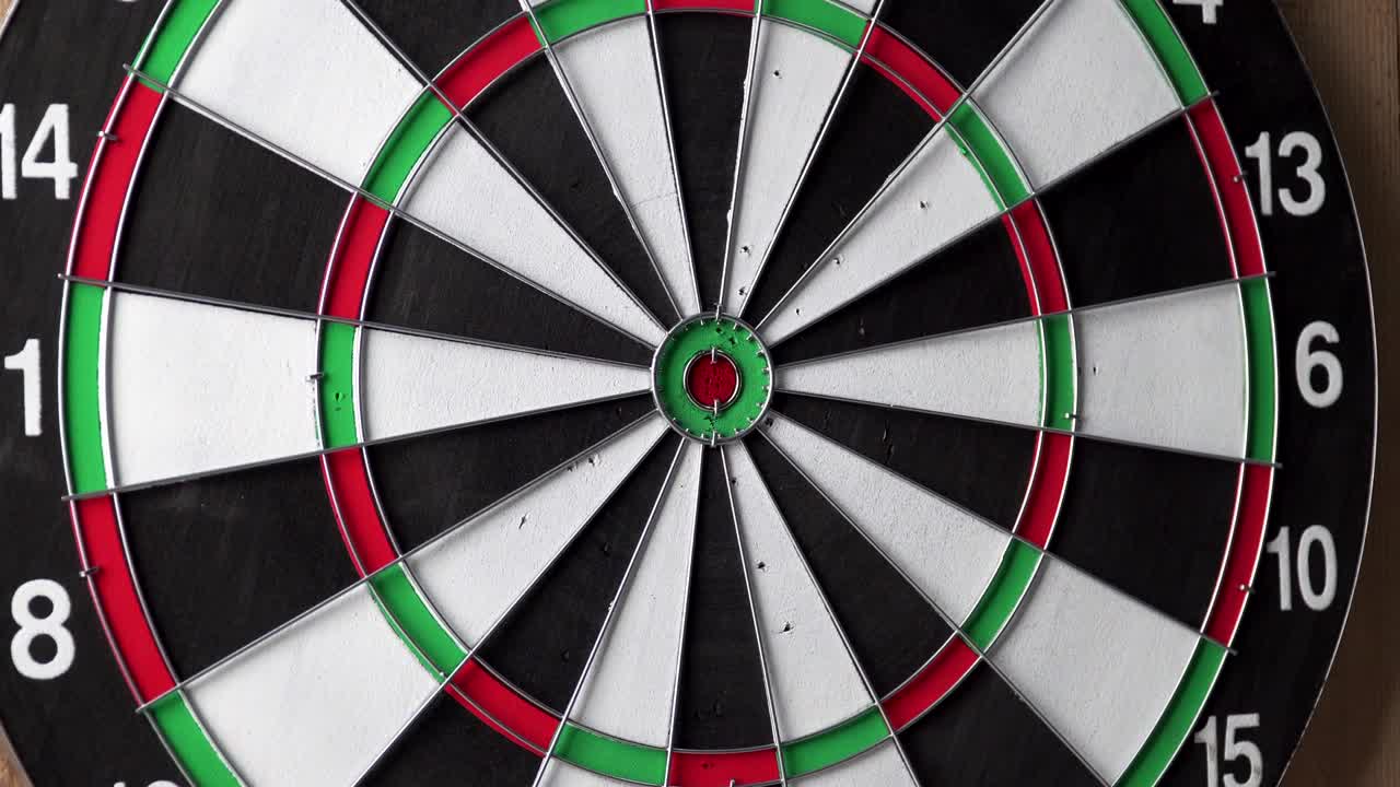 다트 게임: 타을 향해 다트를 던지는 게임