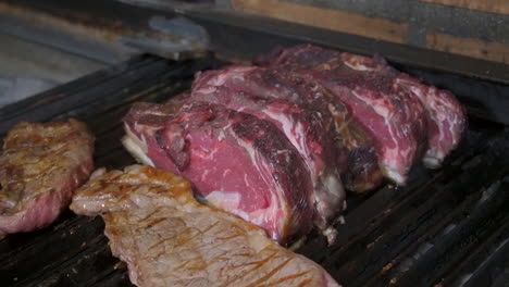 entrecot de ternera jugosa a la parrilla en un restaurante