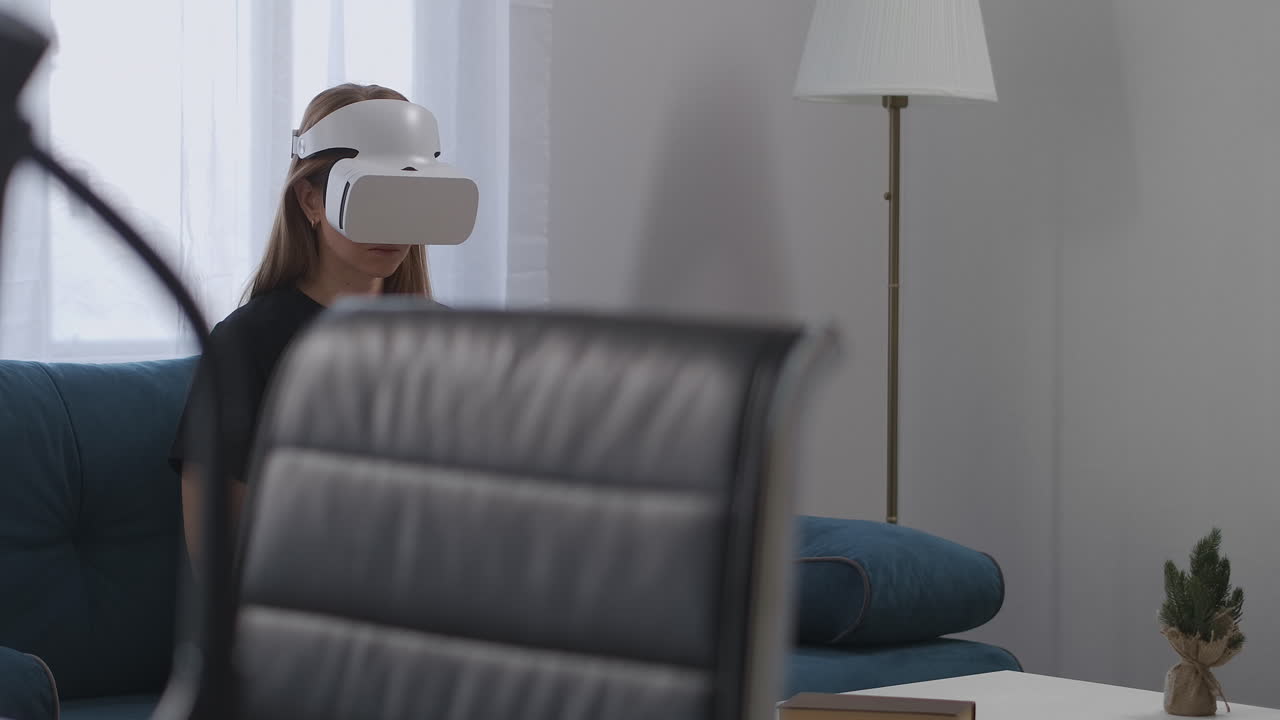 tecnología moderna de realidad virtual para uso diario mujer está usando hmd-display en el hogar mirando alrededor de entretenimiento interactivo y video