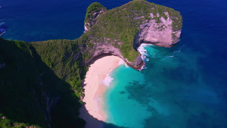 Der-Berühmte-Kelingking-Strand-In-Nusa-Penida-Sieht-Aus-Wie-Ein-T-Rex-Im-Blauen-Meer