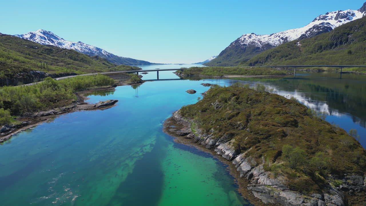 노르웨이의 풍경: 하스조르드 마을 근처의 웅장한 산과 함께 여름에 피오르드의 아름다운 풍경