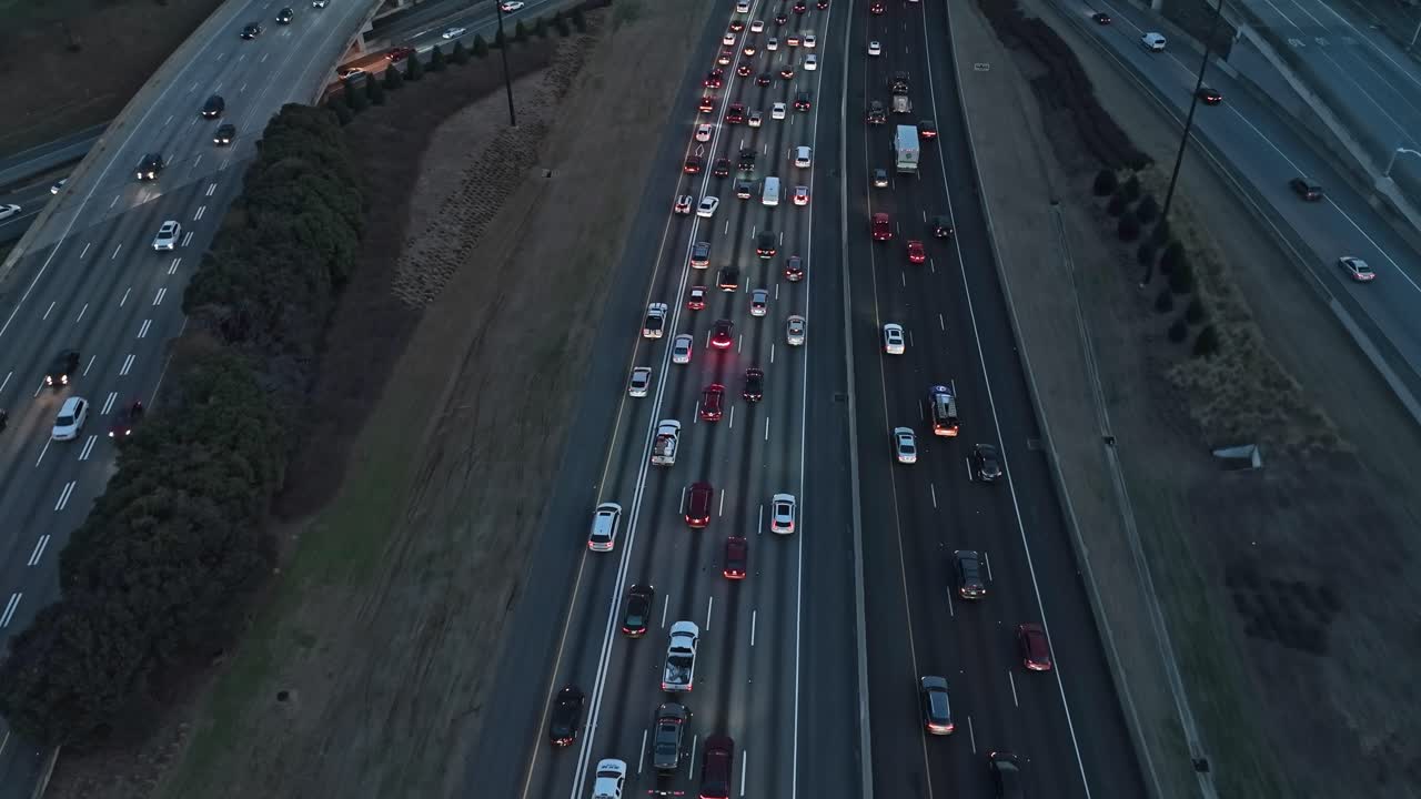 atasco de tráfico durante la hora pico en las autopistas de varios carriles de atlanta, georgia