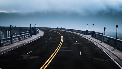 fragmento de puente vacío cerca de las montañas