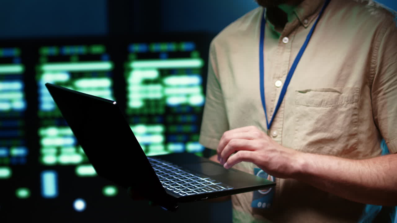 mecánico haciendo un escaneo del sistema del servidor