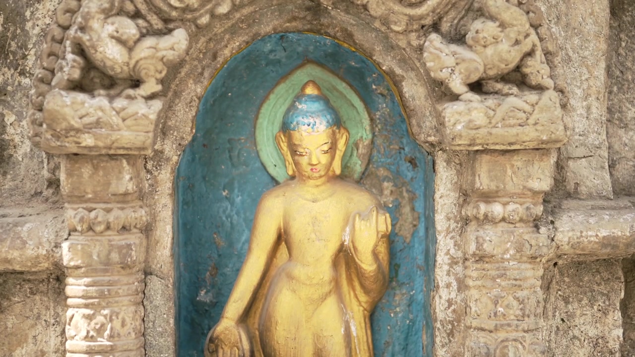 Statua di Buddha in un tempio buddista a Kathmandu, Nepal, dettaglio ravvicinato di statue buddiste in pietra in un famoso sito religioso per la religione buddista, simbolo della religione buddista