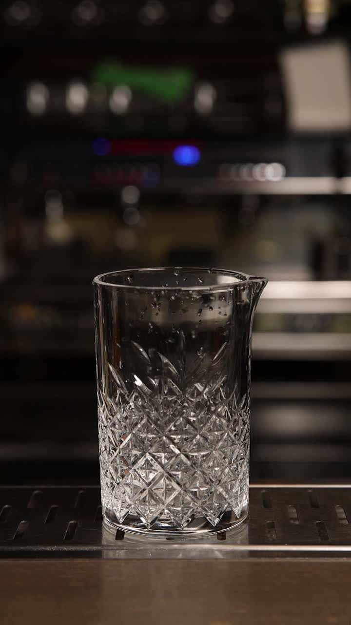 Il barista prepara un cocktail