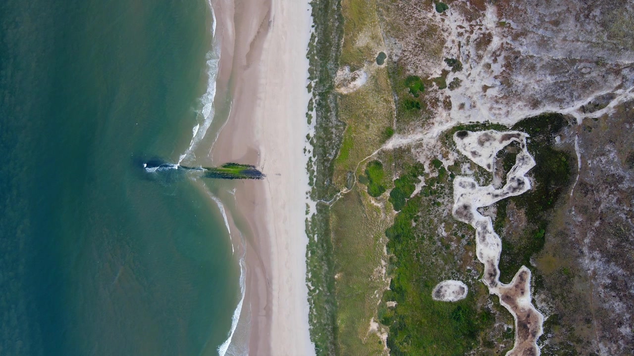 Vista aérea de drone de uma bela praia nos Países Baixos.
