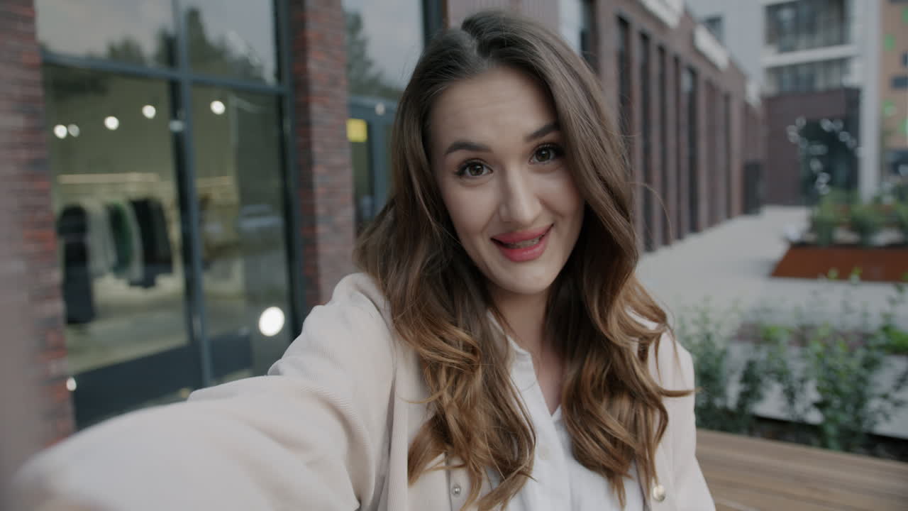 mujer tomando selfies al aire libre