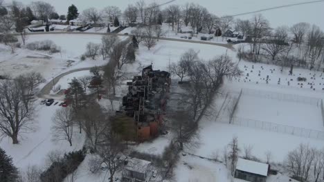 secuelas de un edificio quemado durante el invierno