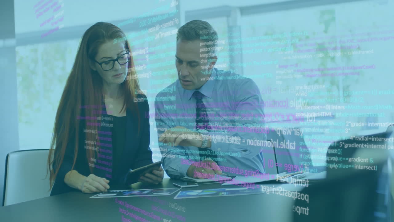 animación del procesamiento de datos digitales sobre diversas personas de negocios en la oficina