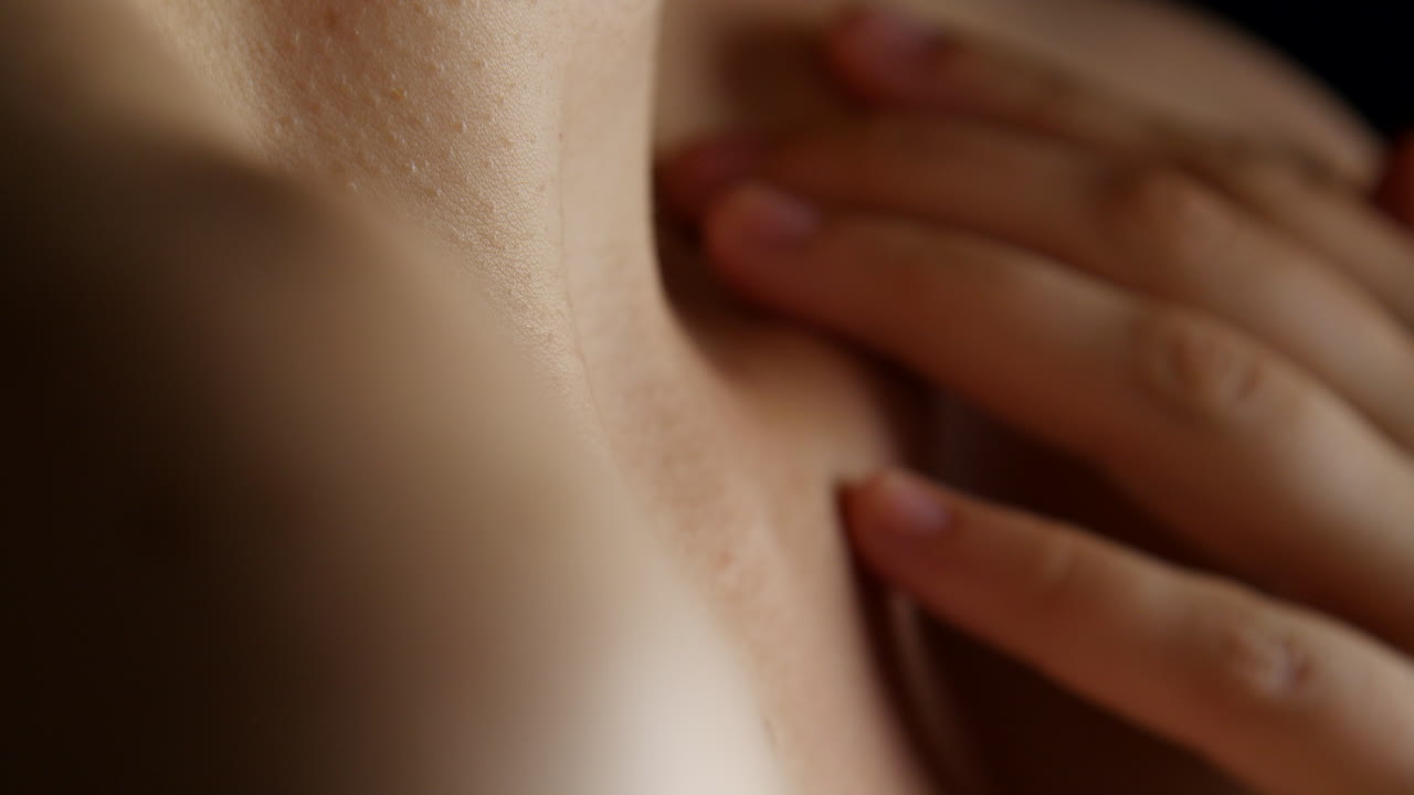 человек массирует свою ключицу