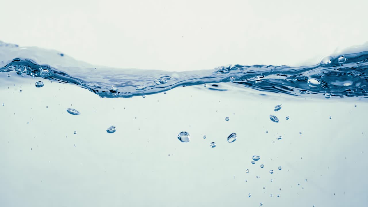 물 속의 많은 거품이 가까이에서, 느린 움직임의 거품과 함께 추상적인 물 파동