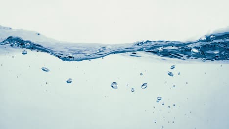 Viele-Blasen-Im-Wasser-Aus-Nächster-Nähe,-Abstrakte-Wasserwelle-Mit-Blasen-In-Zeitlupe