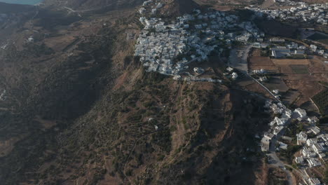 Pequeña-Ciudad-En-La-Isla-Griega-Milos-Perspectiva-Aérea