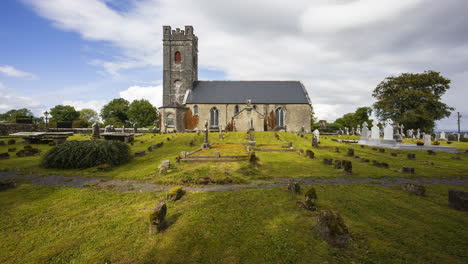 Zeitraffer-Des-Historischen-Friedhofs-Und-Der-Mittelalterlichen-Kirche-Im-Ländlichen-Irland-Mit-Vorbeiziehenden-Wolken-Und-Sonnenschein