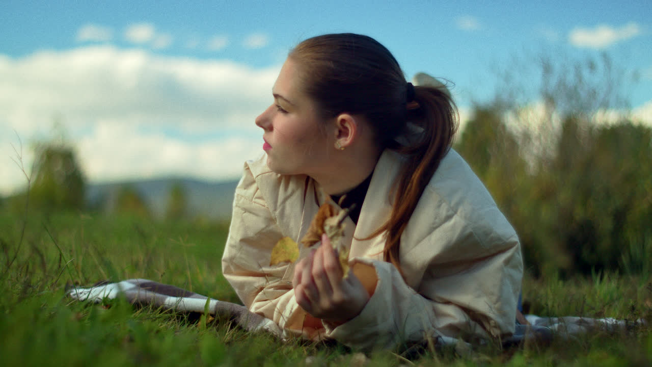 가 공원에서 젊은 여자