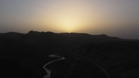 Puesta-De-Sol-épica-Sobre-Una-Cadena-Montañosa-En-Kirguistán,-Drones-Disparando-Al-Sol