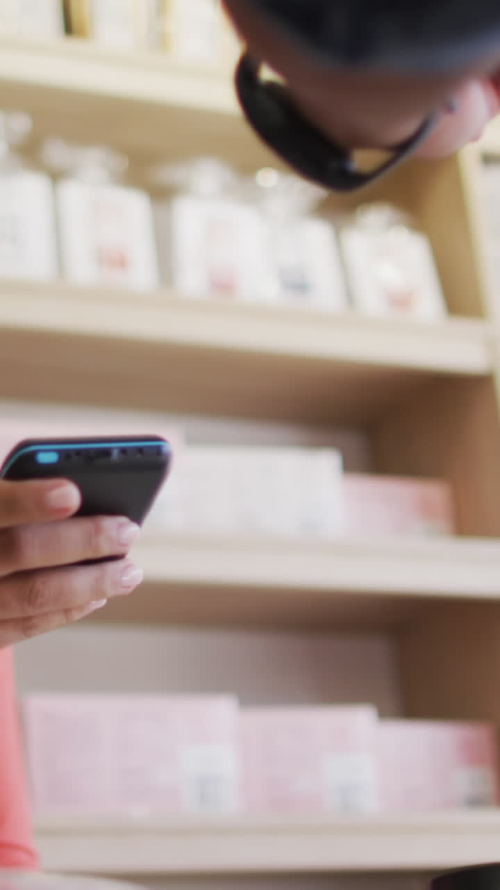 video de las manos de un hombre biracial pagando con un teléfono inteligente por café