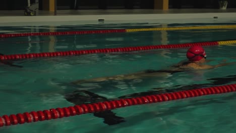 La-Mujer-Estaba-Haciendo-Ejercicio-En-La-Piscina