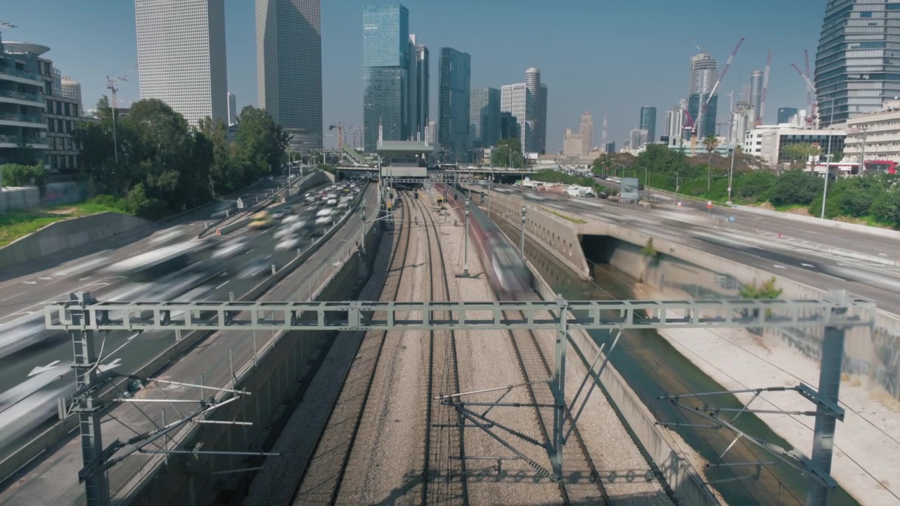 Timelapse de carros e trens em Tel Aviv