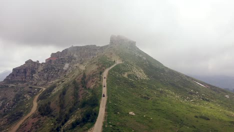 vehículos todoterreno bajando por un sendero de montaña en un día de niebla en el líbano