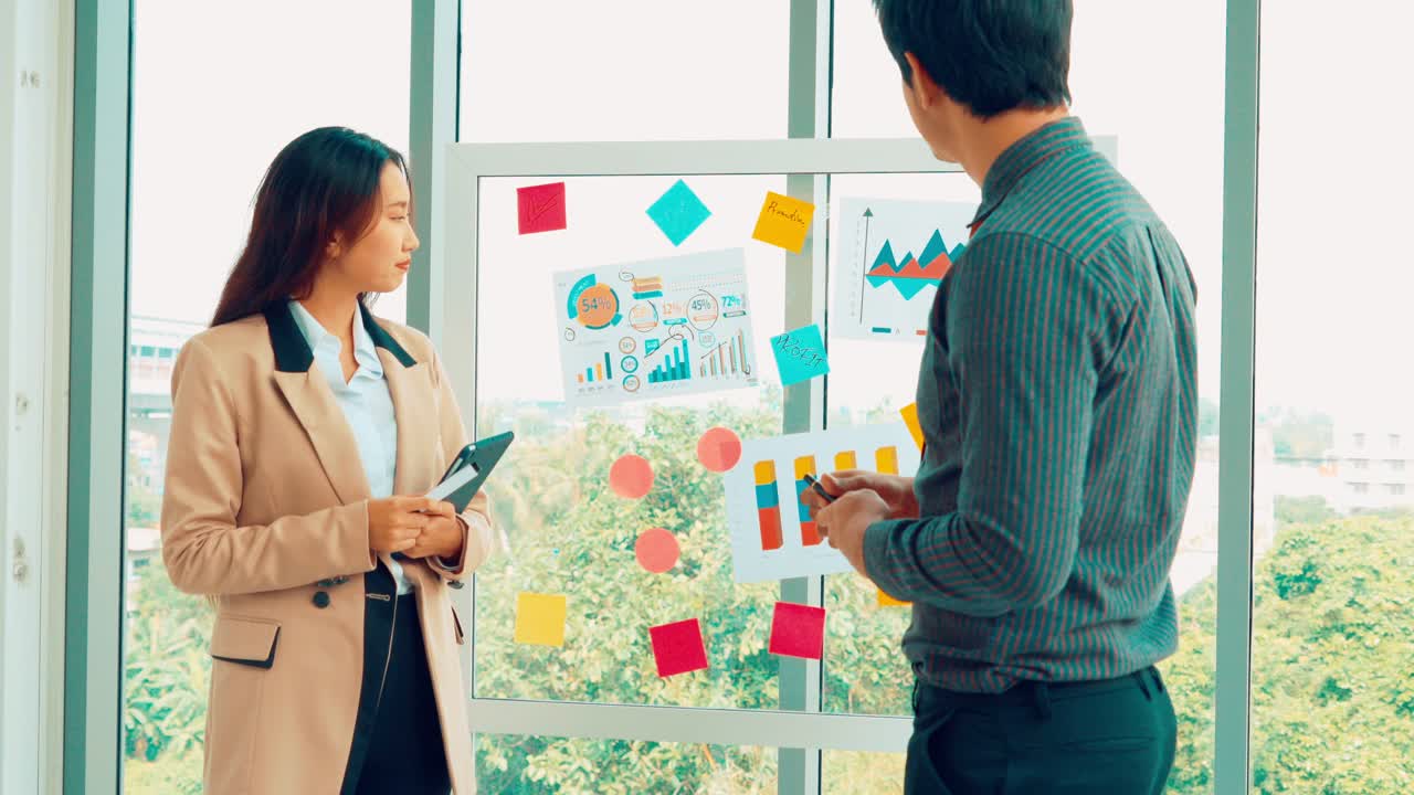 사업가 들 은 프로젝트 계획 위원회 에서 일 한다