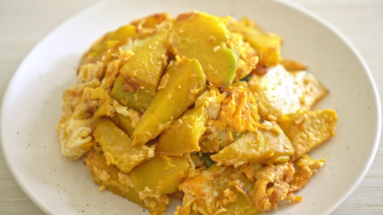 calabaza salteada con huevo en el plato