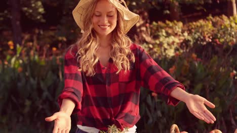 una bonita rubia vendiendo verduras orgánicas