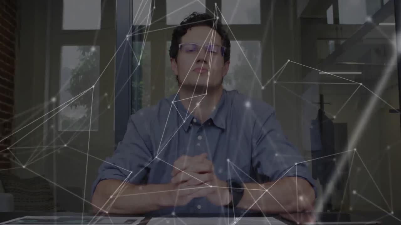 사무실에서 서류를 읽는 백인 남성에 대한 연결 네트워크의 디지털 복합 비디오