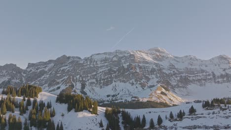 Imágenes-De-Drones-Que-Capturan-El-Amanecer-Sobre-La-Silueta-De-Una-Cadena-Montañosa-Nevada