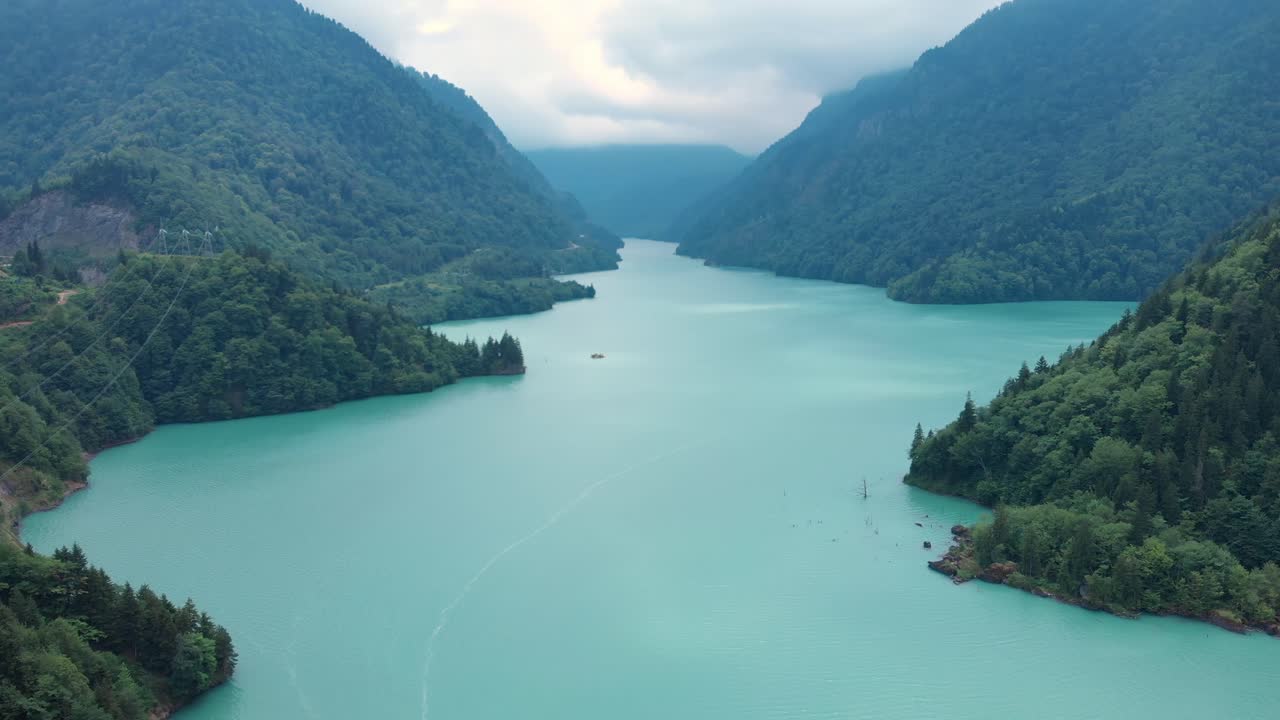 조지아의 아름다운 자연과 산들 사이에 있는 강 무인 항공기에서 공중 전망