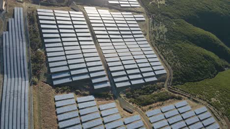 Vista-Aérea-De-Una-Granja-Fotovoltaica-En-La-Cima-De-Una-Montaña-En-La-Isla-Paul-Da-Serra-De-Madeira.