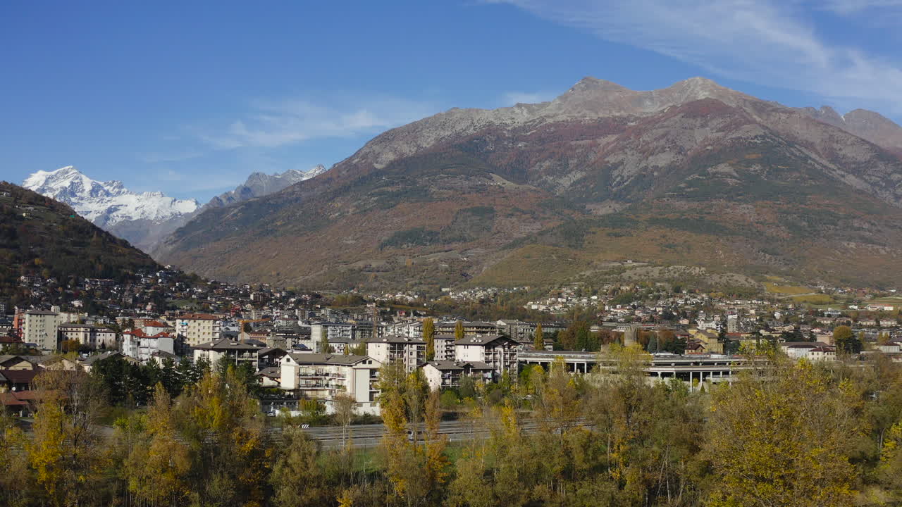 Valle d'Aosta, Italia, con un'incredibile e bellissima catena montuosa e città, vista da drone